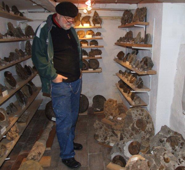 Ede in seiner Fossilien-Sammlung